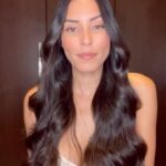 Hagda Prata Instagram - Vous voulez avoir cet effet wavy de surfeuse 🌊 avec du volume, de la texture et un fini mat? Je vous donne mon secret, mais faut que ça reste entre nous 🤫 La marque @bumbleandbumblefr a été créé à New York, par des professionnels de backstage, les coiffeurs des stars, des défilés de mode l’adorent. C’est la marque qu’à été utilisée pendant tout le tournage de la série « Emily à Paris », c’est trop cool, non?! 😍 Ils possèdent une gamme par chaque type de cheveux. C’est une marque créé pour tous et toutes, et en plus ils sont Crueltly free 🐰🥰 Toutes les gammes sont disponibles sur le site de @sephorafrance , celle que j’utilise est la gamme Invisible Oil, gamme très nourrissante, idéal pour réparer les cheveux secs et abîmés. Le lien du site est dans mes stories, choisis ta gamme préférée et tu verras la différence après seulement quelques lavages ❤️ #bumbleandbumble #SephoraFrance #hairgoals #summerhair #hairprimer #saltspray