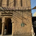 Hagda Prata Instagram - Amei conhecer Al Seef, um bairro que leva você de volta ao passado, mais precisamente aos meados de 1900. Com essa arquitetura bem “Old Dubai” e uma vibe nostálgica, você encontra várias lojas de moda tradicional, perfumaria e decoração. Pode se deliciar nos cafés de comida típica e opções modernas, como esse Starbucks, que é quase um ponto turístico por si só, as pessoas visitam esse lugar só pra conhecer de perto essa decoração super original. Vocês precisam visitar.