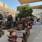 Hagda Prata Instagram - Amei conhecer Al Seef, um bairro que leva você de volta ao passado, mais precisamente aos meados de 1900. Com essa arquitetura bem “Old Dubai” e uma vibe nostálgica, você encontra várias lojas de moda tradicional, perfumaria e decoração. Pode se deliciar nos cafés de comida típica e opções modernas, como esse Starbucks, que é quase um ponto turístico por si só, as pessoas visitam esse lugar só pra conhecer de perto essa decoração super original. Vocês precisam visitar.