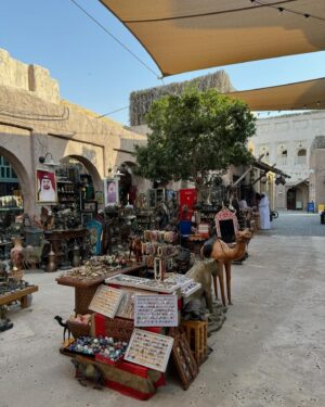 Hagda Prata Instagram - Amei conhecer Al Seef, um bairro que leva você de volta ao passado, mais precisamente aos meados de 1900. Com essa arquitetura bem “Old Dubai” e uma vibe nostálgica, você encontra várias lojas de moda tradicional, perfumaria e decoração. Pode se deliciar nos cafés de comida típica e opções modernas, como esse Starbucks, que é quase um ponto turístico por si só, as pessoas visitam esse lugar só pra conhecer de perto essa decoração super original. Vocês precisam visitar.