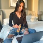 Hagda Prata Instagram – Fin d’après midi, je ressens une petite faim et je pense direct à ma Dessert Bar de @biotechusa_fr 🍫

Cette barre est diferente de toutes celles que j’ai pu goûter auparavant. Pendant longtemps j’ai eu du mal avec les barres protéinées parce que je trouvait très bourratif, consistance pas agréable en bouche et ce goût chimique on en parle pas. Mais la dessert bar ce confond très facilement avec une barre normal de « cheat meal », le goût est tellement bon et on la mange avec beaucoup de plaisir, une texture fondante avec des bouts croquants à l’intérieure, c’est la queen B des barres proteinées. Sans compter qu’elle est riche en protéines et en fibres, et est aussi sans gluten et sans huile de palme.

Elles sont parfaites pour les encas, pour les avoir dans le sac, au travail, au lycée, ayez toujours une avec vous. Si vous voulez les essayer (ce que je conseille fortement), le lien est dans ma bio insta ⬆️

#biotechusa #dessertbar #teambiotechusa @_fameagency