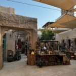 Hagda Prata Instagram - Amei conhecer Al Seef, um bairro que leva você de volta ao passado, mais precisamente aos meados de 1900. Com essa arquitetura bem “Old Dubai” e uma vibe nostálgica, você encontra várias lojas de moda tradicional, perfumaria e decoração. Pode se deliciar nos cafés de comida típica e opções modernas, como esse Starbucks, que é quase um ponto turístico por si só, as pessoas visitam esse lugar só pra conhecer de perto essa decoração super original. Vocês precisam visitar.
