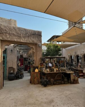 Hagda Prata Instagram - Amei conhecer Al Seef, um bairro que leva você de volta ao passado, mais precisamente aos meados de 1900. Com essa arquitetura bem “Old Dubai” e uma vibe nostálgica, você encontra várias lojas de moda tradicional, perfumaria e decoração. Pode se deliciar nos cafés de comida típica e opções modernas, como esse Starbucks, que é quase um ponto turístico por si só, as pessoas visitam esse lugar só pra conhecer de perto essa decoração super original. Vocês precisam visitar.
