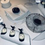 Hagda Prata Instagram - Gente vocês já foram em um restaurante gastronômico? Aqueles que servem uma porção minúscula no prato? Eu e o meu noivo a gente AMA ir de vez em quando. É super romântico e eu garanto pra vcs que vc come até não aguentar mais. São servidas vários porções com texturas, sabores e cheiros diferentes. Eu acho super legal a gente poder comentar e saber o que o outro achou de cada um deles. E também rir juntos quando achamos que é uma coisa, mas é outra. Quando tem cara de doce, mas é salgado. Quando parece quente, mas é gelado. Normalmente vc não escolhe o que vai comer, vc degusta o menu que o chefe elaborou pra aquela temporada. É surpresa atrás de surpresa e a gente adora 😍 Não coloquei foto de tudo pra não estragar a surpresa pros que ainda não foram. Esse é o Restaurante Ossiano (não é publi), fica no Atlantis Hotel e todas as mesas tem vista direta para o aquário. É um restaurante com uma estrela Michelin ⭐️ É a segunda vez que fomos lá e dessa vez foi ainda melhor do que na primeira vez que fomos. Marca aqui a pessoa com quem vc gostaria de ir em um restaurante desses ❤️ #ossianodubai #mydubai #dubailife #hawaycollection