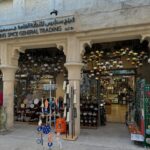 Hagda Prata Instagram - Amei conhecer Al Seef, um bairro que leva você de volta ao passado, mais precisamente aos meados de 1900. Com essa arquitetura bem “Old Dubai” e uma vibe nostálgica, você encontra várias lojas de moda tradicional, perfumaria e decoração. Pode se deliciar nos cafés de comida típica e opções modernas, como esse Starbucks, que é quase um ponto turístico por si só, as pessoas visitam esse lugar só pra conhecer de perto essa decoração super original. Vocês precisam visitar.
