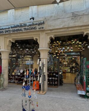 Hagda Prata Instagram - Amei conhecer Al Seef, um bairro que leva você de volta ao passado, mais precisamente aos meados de 1900. Com essa arquitetura bem “Old Dubai” e uma vibe nostálgica, você encontra várias lojas de moda tradicional, perfumaria e decoração. Pode se deliciar nos cafés de comida típica e opções modernas, como esse Starbucks, que é quase um ponto turístico por si só, as pessoas visitam esse lugar só pra conhecer de perto essa decoração super original. Vocês precisam visitar.