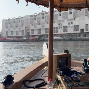 Hagda Prata Instagram - Amei conhecer Al Seef, um bairro que leva você de volta ao passado, mais precisamente aos meados de 1900. Com essa arquitetura bem “Old Dubai” e uma vibe nostálgica, você encontra várias lojas de moda tradicional, perfumaria e decoração. Pode se deliciar nos cafés de comida típica e opções modernas, como esse Starbucks, que é quase um ponto turístico por si só, as pessoas visitam esse lugar só pra conhecer de perto essa decoração super original. Vocês precisam visitar.