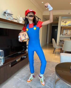 Hagda Prata Instagram - É muito uma mini eu 😍 Sophia foi pro Halloween da escola com a minha fantasia do ano passado, como da pra ver na última foro.

Agora tudo meu já cabe nela gente, roupa e sapato. Eu não tô dando conta desse crescimento tão rápido, ela só tem 11 anos 😅🫢 Vai mais devagar, pelamor! 

#mario #supermario #mariobros #nintendo