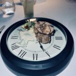 Hagda Prata Instagram - Gente vocês já foram em um restaurante gastronômico? Aqueles que servem uma porção minúscula no prato? Eu e o meu noivo a gente AMA ir de vez em quando. É super romântico e eu garanto pra vcs que vc come até não aguentar mais. São servidas vários porções com texturas, sabores e cheiros diferentes. Eu acho super legal a gente poder comentar e saber o que o outro achou de cada um deles. E também rir juntos quando achamos que é uma coisa, mas é outra. Quando tem cara de doce, mas é salgado. Quando parece quente, mas é gelado. Normalmente vc não escolhe o que vai comer, vc degusta o menu que o chefe elaborou pra aquela temporada. É surpresa atrás de surpresa e a gente adora 😍 Não coloquei foto de tudo pra não estragar a surpresa pros que ainda não foram. Esse é o Restaurante Ossiano (não é publi), fica no Atlantis Hotel e todas as mesas tem vista direta para o aquário. É um restaurante com uma estrela Michelin ⭐️ É a segunda vez que fomos lá e dessa vez foi ainda melhor do que na primeira vez que fomos. Marca aqui a pessoa com quem vc gostaria de ir em um restaurante desses ❤️ #ossianodubai #mydubai #dubailife #hawaycollection