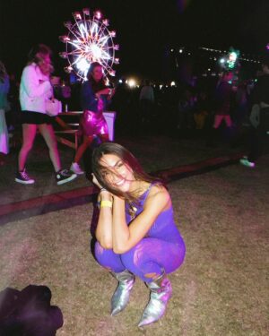 Hailee Keanna Lautenbach Instagram - Instead of hot dogs, the vendors who stand outside should sell sweatshirts cause people were putting on trash bags by the end of the night (actually there’s no hot dog salesmen out there but FREE BIZZ ADVICE GO SELL SWEATSHIRTS)