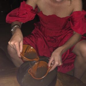 Hailey Gates Instagram - Se compran... colchones... tambores... refrigeradores... estufas... lavadoras... microondas... o algo de fierro viejo que vendan