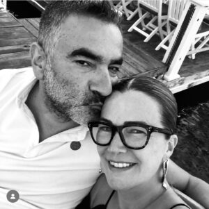 Hale Caneroğlu Instagram - Bugün “EVET!” diyeli tam 10 sene!!! Benim için masal gibi başlayan bir aşk hikayesi. Ama dönüp baktığımda evliliğimizi, sevgimizi, bağlılığımızı güçlendirenin aslında beraber aştığımız ZORLUKLAR olduğunu görüyorum. Her aştığımız zorluktan güçlenerek çıktık. Birbirimizi dinledik, duyduk ve anladık. Bu hayatta Her ne gelirse gelsin omuz omuza göğüsleyebileceğimizi biliyorum canım aşkım @ozgurfidanoglu BANA HEDİYE ETTİĞİN MUHTEŞEM AİLE İÇİN TEŞEKKÜR EDERİM (son fotoğraf)  Seni çok seviyorum! Ha bir de valla çok yakışıklısın🥰 #evlilikyıldönümü #10.yıl #fidanoğluailesi