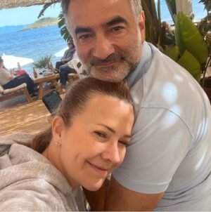 Hale Caneroğlu Instagram - Bugün “EVET!” diyeli tam 10 sene!!! Benim için masal gibi başlayan bir aşk hikayesi. Ama dönüp baktığımda evliliğimizi, sevgimizi, bağlılığımızı güçlendirenin aslında beraber aştığımız ZORLUKLAR olduğunu görüyorum. Her aştığımız zorluktan güçlenerek çıktık. Birbirimizi dinledik, duyduk ve anladık. Bu hayatta Her ne gelirse gelsin omuz omuza göğüsleyebileceğimizi biliyorum canım aşkım @ozgurfidanoglu BANA HEDİYE ETTİĞİN MUHTEŞEM AİLE İÇİN TEŞEKKÜR EDERİM (son fotoğraf)  Seni çok seviyorum! Ha bir de valla çok yakışıklısın🥰 #evlilikyıldönümü #10.yıl #fidanoğluailesi