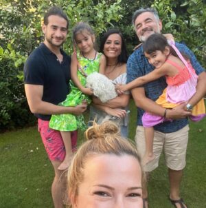 Hale Caneroğlu Instagram - Bugün “EVET!” diyeli tam 10 sene!!! Benim için masal gibi başlayan bir aşk hikayesi. Ama dönüp baktığımda evliliğimizi, sevgimizi, bağlılığımızı güçlendirenin aslında beraber aştığımız ZORLUKLAR olduğunu görüyorum. Her aştığımız zorluktan güçlenerek çıktık. Birbirimizi dinledik, duyduk ve anladık. Bu hayatta Her ne gelirse gelsin omuz omuza göğüsleyebileceğimizi biliyorum canım aşkım @ozgurfidanoglu BANA HEDİYE ETTİĞİN MUHTEŞEM AİLE İÇİN TEŞEKKÜR EDERİM (son fotoğraf)  Seni çok seviyorum! Ha bir de valla çok yakışıklısın🥰 #evlilikyıldönümü #10.yıl #fidanoğluailesi