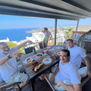 Hale Caneroğlu Instagram - Canımız abimiz @armanfidan dün uğurladık. Buyrun 2023 aile tatilimizden kareler. Doyamadık ona, o ayrı. Haaaa! En sondaki fotoğraf da abi kardeşi güldüren canım kocam❤️ @ozgurfidanoglu ve ben

#aileherşeydir #yaz2023 #fidanoğluailesi