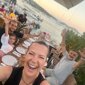 Hale Caneroğlu Instagram - Canımız abimiz @armanfidan dün uğurladık. Buyrun 2023 aile tatilimizden kareler. Doyamadık ona, o ayrı. Haaaa! En sondaki fotoğraf da abi kardeşi güldüren canım kocam❤️ @ozgurfidanoglu ve ben

#aileherşeydir #yaz2023 #fidanoğluailesi