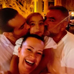 Hale Caneroğlu Instagram - Canımız abimiz @armanfidan dün uğurladık. Buyrun 2023 aile tatilimizden kareler. Doyamadık ona, o ayrı. Haaaa! En sondaki fotoğraf da abi kardeşi güldüren canım kocam❤️ @ozgurfidanoglu ve ben

#aileherşeydir #yaz2023 #fidanoğluailesi