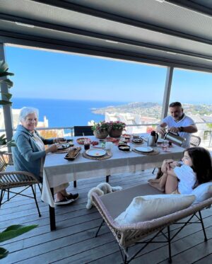 Hale Caneroğlu Instagram - Çocukluğumdaki bayramları çok özlüyorum. O yüzden elimden geldiğince bayramlarda gelenekleşecek “AİLE BAYRAM RUTİNLERİ” yaratıyorum. Fotoğrafı yok ama Arya’ya bayramlık alındı ve bayram harçlıklarını topladı. İşte Kurban Bayramından geriye kalan kareler! Bayramın en kıymetlisi canım annem; bayram kahvaltımız ve bayram tatlımı; bayram ile birleşen doğumgünü; ve biraz da dostlarla eğlence👯‍♀️ #şükür #aileherşeydir #halecaneroğlu #sendeğişdünyandeğişsin
