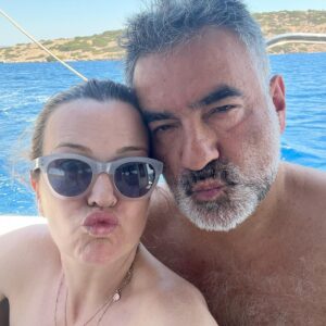 Hale Caneroğlu Instagram - Canımız abimiz @armanfidan dün uğurladık. Buyrun 2023 aile tatilimizden kareler. Doyamadık ona, o ayrı. Haaaa! En sondaki fotoğraf da abi kardeşi güldüren canım kocam❤️ @ozgurfidanoglu ve ben

#aileherşeydir #yaz2023 #fidanoğluailesi