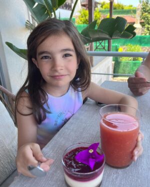 Hale Caneroğlu Instagram - Çocukluğumdaki bayramları çok özlüyorum. O yüzden elimden geldiğince bayramlarda gelenekleşecek “AİLE BAYRAM RUTİNLERİ” yaratıyorum. Fotoğrafı yok ama Arya’ya bayramlık alındı ve bayram harçlıklarını topladı. İşte Kurban Bayramından geriye kalan kareler! Bayramın en kıymetlisi canım annem; bayram kahvaltımız ve bayram tatlımı; bayram ile birleşen doğumgünü; ve biraz da dostlarla eğlence👯‍♀️ #şükür #aileherşeydir #halecaneroğlu #sendeğişdünyandeğişsin