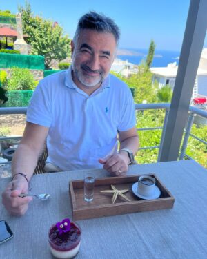 Hale Caneroğlu Instagram - Çocukluğumdaki bayramları çok özlüyorum. O yüzden elimden geldiğince bayramlarda gelenekleşecek “AİLE BAYRAM RUTİNLERİ” yaratıyorum. Fotoğrafı yok ama Arya’ya bayramlık alındı ve bayram harçlıklarını topladı. İşte Kurban Bayramından geriye kalan kareler! Bayramın en kıymetlisi canım annem; bayram kahvaltımız ve bayram tatlımı; bayram ile birleşen doğumgünü; ve biraz da dostlarla eğlence👯‍♀️ #şükür #aileherşeydir #halecaneroğlu #sendeğişdünyandeğişsin