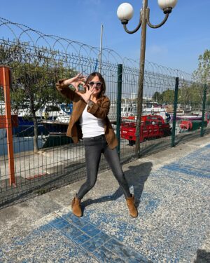 Hale Caneroğlu Instagram - 2 aydır hem yoğun spor yapıyorum hem farklı bir beslenme uyguluyorum. Temel mantığı 35 yaş üstü kadınlara KAS KÜTLESİ KAZANDIRMAK ve sizi kendi superpower noktanıza getirmek olan @gonulvaliyeva  tekniğine çok teşekkür ediyorum. 49 yaşımda neredeyse en iyi formumdayım. 6 ay sonra bakalım nerede olacağız! 

1-5 arası senin en favori fotoğrafın hangisi? Photos by @canankrtas 

#halecaneroğlu #sağlıklıyaşam #premenepoz #menepoz #gonulvaliyeva❤️
