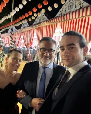 Hale Caneroğlu Instagram - 2024 Sevilla Festivali #dump #tbt #feriasevilla24 #halecaneroğlu #flamenko

Photos by cnm aşkım@ozgurfidanoglu
En sondaki fotoğraftaki yakışıklı ise bizim ailenin eeeen yakışıklısıııı! Ay galiba kendisini çok seviyore @armanfidan