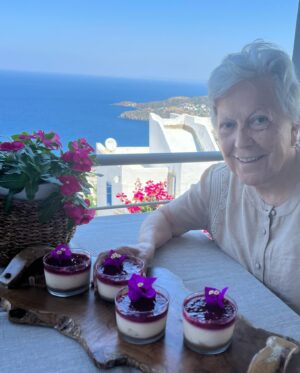Hale Caneroğlu Instagram - Çocukluğumdaki bayramları çok özlüyorum. O yüzden elimden geldiğince bayramlarda gelenekleşecek “AİLE BAYRAM RUTİNLERİ” yaratıyorum. Fotoğrafı yok ama Arya’ya bayramlık alındı ve bayram harçlıklarını topladı. İşte Kurban Bayramından geriye kalan kareler! Bayramın en kıymetlisi canım annem; bayram kahvaltımız ve bayram tatlımı; bayram ile birleşen doğumgünü; ve biraz da dostlarla eğlence👯‍♀️ #şükür #aileherşeydir #halecaneroğlu #sendeğişdünyandeğişsin