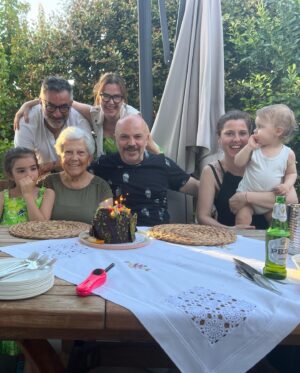 Hale Caneroğlu Instagram - Çocukluğumdaki bayramları çok özlüyorum. O yüzden elimden geldiğince bayramlarda gelenekleşecek “AİLE BAYRAM RUTİNLERİ” yaratıyorum. Fotoğrafı yok ama Arya’ya bayramlık alındı ve bayram harçlıklarını topladı. İşte Kurban Bayramından geriye kalan kareler! Bayramın en kıymetlisi canım annem; bayram kahvaltımız ve bayram tatlımı; bayram ile birleşen doğumgünü; ve biraz da dostlarla eğlence👯‍♀️ #şükür #aileherşeydir #halecaneroğlu #sendeğişdünyandeğişsin