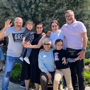 Hale Caneroğlu Instagram - Sevdiklerinizle beraber nice mutlu ve kahkaha dolu bayramlar dilerim!