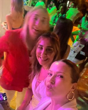 Hale Caneroğlu Instagram - Çocukluğumdaki bayramları çok özlüyorum. O yüzden elimden geldiğince bayramlarda gelenekleşecek “AİLE BAYRAM RUTİNLERİ” yaratıyorum. Fotoğrafı yok ama Arya’ya bayramlık alındı ve bayram harçlıklarını topladı. İşte Kurban Bayramından geriye kalan kareler! Bayramın en kıymetlisi canım annem; bayram kahvaltımız ve bayram tatlımı; bayram ile birleşen doğumgünü; ve biraz da dostlarla eğlence👯‍♀️ #şükür #aileherşeydir #halecaneroğlu #sendeğişdünyandeğişsin