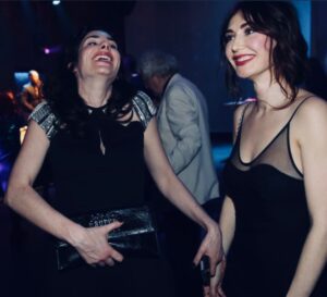 Halina Reijn Instagram - Man Up is begonnen vanuit een gezamenlijke droom om niet alleen als uitvoerder, maar ook als maker verhalen te vertellen over vrijheid vanuit een vrouwelijk perspectief. We zijn heel dankbaar en trots op wat we met ons bedrijf hebben neergezet. Gaandeweg tekenden zich steeds meer twee verschillende paden af en hebben we ieder onze eigen unieke stem ontdekt. We willen elkaar nu de ruimte geven om die individuele identiteit verder vorm te geven.
Carice gaat verder met haar nieuwe bedrijf Birdcat dat zich richt op zowel fictie als non-fictie, muziek en multimedia.  Halina zet Man up Film voort in Nederland en Amerika.
We zien dit als een verdieping van onze vriendschap en een mogelijkheid om als makers vanuit onze individuele kracht in de toekomst verder samen te werken. 
We houden enorm veel van elkaar en blijven diep verbonden als mens en maker. 👯‍♀️❤️