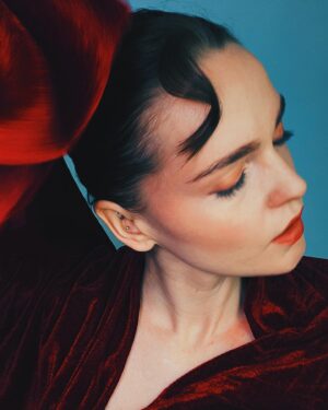 Hallea Jones Instagram - Weak For Your Love 🥀🫂 Self Portrait Series Pt.4

#selfportrait #modelling #torontomodel #torontoactor #selfportraitphotography #torontoartist #halleajones