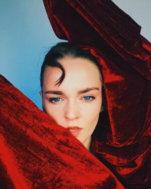 Hallea Jones Instagram - Weak For Your Love 🥀🫂 Self Portrait Series Pt.4

#selfportrait #modelling #torontomodel #torontoactor #selfportraitphotography #torontoartist #halleajones