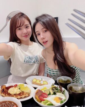 Hami Chiang Instagram - 生日過完，就生了場小病，
一定是穿太少了🤣

鼻竇炎➡️支氣管炎
整整咳了三個禮拜，
咳到支氣管都流血，終於要復活了！！
所以補發一下生日貼文🤣

新的一年，希望愛我的人，我愛的人
都能平安健康，順心又快樂
長越大啊，願望越平凡☺️

#台北甜點 #台北下午茶