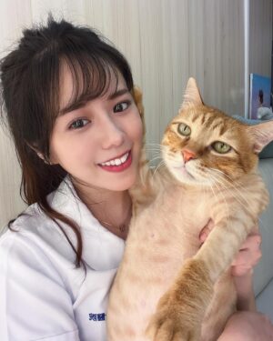 Hami Chiang Instagram - 沒有進到政府衛生組電訪就不知道🤷‍♂️
現在疫情多嚴峻 醫療量能有多不足
好像每天增加的3.4萬確診 只是跳錶上的數字
卻不知道影響多少人的生活 

有人問我 平常工作已經很忙🥹
專職動態廣告演員 和 平面拍攝工作
又要寫廣告文宣 又要主持直播
又要維持體態固定安排運動課程

這麽忙怎麼又會擠出時間回去當護理師呢？
（過去在醫院當四年的護理師）

因為看到政府在求援
因為看到那些沒轉職
仍在醫護崗位的夥伴們有多辛苦
我很多好友每天上班超過12小時
穿脫隔離衣有多不便
因為看見 超多需要幫助的輕中症者

為什麼不是進到醫療單位
而是進入政府衛生電訪組
因為 當初在衛生局面試時
被告知 其實 不在醫院 居家照護的
輕症患者，是中重症的萬倍多
而他們也需要大量人力去 電訪評估關懷
是否有轉中重症的可能協助派車就醫或引導視訊診療

每天輕症的確診者 幾萬人在增加，
已經超乎原本公部門的 公衛護理師
能處理的醫療負荷 幾千倍萬倍的量
所以希望我們這些復職醫護能優先到電訪組支援

也很多人問我明明是台北市民
為什麼去新北市衛生局的醫護招募

因為新北確診人數是全台最高
在大家最需要的時候能
盡可能的付出自己 微薄的時間和專業幫助他們解決焦慮
我想這是渺小的我可以盡到的小小力量

希望大家都可以早點回到能脫掉口罩
露出笑容過日子Ps：到 @attraction.dr🥰冷光美白第三個月了，20分鐘，牙齒白2個色階❤️不酸麻，好愛🥰

請體諒我最近訊息回的異常慢😭
#attractiondr#牙齒美白 #西門牙齒美白 #冷光美白  #japanese #tokyo#taiwan#iphone12#iphonography
#iphone13pro#travelphotography#shotoniphone #cat #japan #smile #護理師 #nurse #covid_19 #疫情  #actress #拍片  #健身  #テニス #sport #sports #sportgirl #fitness #健身房#檢疫所 #台北景點