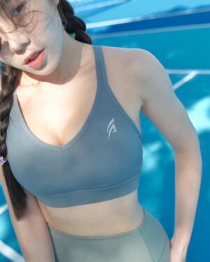 Hami Chiang Instagram - 🐬🐬🐬 🐬🐬🐬
你說藍色是你最愛的顏色，
你說如果沒有愛那又如何～🎵

徜徉在湛藍的網球場裡，就像在海邊一樣清涼舒適🌊

今日穿AROO 交叉美背運動內衣➕提臀瑜珈長褲
喜歡心機的美背雙肩帶設計💕具包覆效果，
除了可以當背殺，也讓胸型不易跑位；
就算打球跑來跑去，也能有滿滿安全感不怕走光

瑜珈褲高腰版型及褲頭弧形剪裁，除了有提臀的效果外，
兼具腹部包覆來修飾腰線，讓腿顯得更長，
大腿側邊的口袋設計😍是我覺得最貼心的，可以放得下手機

AROO不只機能性好，日常休閒穿搭也很好搭配呢
雙11活動11/3 14點～11/13 下午16點
@aroo_tw 全館商品最低 79 折
輸入折扣碼 HAMI95 再打95折

#AROO #翹臀褲 #舒適貼身 #單穿也好看