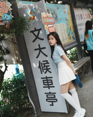 Hami Chiang Instagram - 17歲那年，自己搭著公車來到文化
跟初戀，欣賞夜晚的情人坡🌃
記憶中，陽明山星空閃耀⛰️好美好漂亮

那時沒機會好好認識這間學校
這次來到文化，充滿驚喜
先是被體育館裡🏟️科系博覽會中的🤖
各式機器人和互動裝置驚豔！！
各科系都融入AI通識課程，連戲劇系也會帶入如何將舞台劇的背景與Ai結合，完全跟在趨勢的潮流！

超羨慕文化人的體育舘🥹‼️
操場竟然在室內！！根本是女孩的福音～
體育課不用曬太陽了🤣
另外還有國際標準短水道泳池🏊籃球場🏀排球場🏐網球場🎾羽球場🏸各種場地超完美😍

最扯的是⋯他們的圖書館跟博物館⋯
裡面充滿超級古老的古書與古文物
不愧是全台第一所大學博物館，裡面典藏的藝術文物跟圖書量⋯我完全歎為觀止
不愧是充滿社會賢達人士居住的富貴山頭☺️

除了每十分鐘，有捷運站到學校的直達車外🚌
學校還超貼心，不僅設有計程車🚕共乘區
在西門町跟士林捷運站都有學生宿舍，
住在鬧區，逛街生活和交通都超級方便
福利好到 我真的想重新當大學生了🥹🥹🥹

🏫@pccu.tw

#面試 #大學面試 #初戀 #大學生 #文化大學#中國文化大學 #體育館 #ai趨勢  #tennis  #sport #sports #sportgirl #fitness #健身房