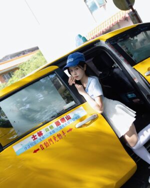 Hami Chiang Instagram - 17歲那年，自己搭著公車來到文化
跟初戀，欣賞夜晚的情人坡🌃
記憶中，陽明山星空閃耀⛰️好美好漂亮

那時沒機會好好認識這間學校
這次來到文化，充滿驚喜
先是被體育館裡🏟️科系博覽會中的🤖
各式機器人和互動裝置驚豔！！
各科系都融入AI通識課程，連戲劇系也會帶入如何將舞台劇的背景與Ai結合，完全跟在趨勢的潮流！

超羨慕文化人的體育舘🥹‼️
操場竟然在室內！！根本是女孩的福音～
體育課不用曬太陽了🤣
另外還有國際標準短水道泳池🏊籃球場🏀排球場🏐網球場🎾羽球場🏸各種場地超完美😍

最扯的是⋯他們的圖書館跟博物館⋯
裡面充滿超級古老的古書與古文物
不愧是全台第一所大學博物館，裡面典藏的藝術文物跟圖書量⋯我完全歎為觀止
不愧是充滿社會賢達人士居住的富貴山頭☺️

除了每十分鐘，有捷運站到學校的直達車外🚌
學校還超貼心，不僅設有計程車🚕共乘區
在西門町跟士林捷運站都有學生宿舍，
住在鬧區，逛街生活和交通都超級方便
福利好到 我真的想重新當大學生了🥹🥹🥹

🏫@pccu.tw

#面試 #大學面試 #初戀 #大學生 #文化大學#中國文化大學 #體育館 #ai趨勢  #tennis  #sport #sports #sportgirl #fitness #健身房