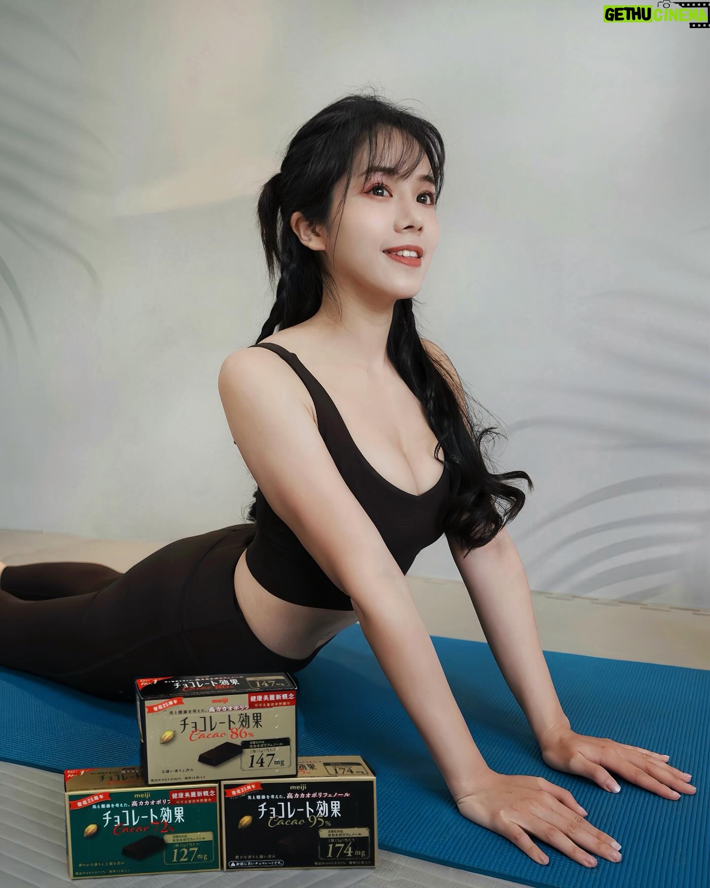 Hami Chiang - 1K Likes - 長大後才懂,人生不是只有甜
帶點苦味,才有生命的層次。
有的苦,會讓你成長,成為更好的人💪🏻
吃得苦中苦 方為人上人
就像 明治CACAO 95% 黑巧克力🍫
雖然稍微苦了一點
但每片有174mg的可可多酚,固定補充多酚,能幫助排便順暢、促進新陳代謝、氣色與心情,跟著好起來🥰
小小一片隨身攜帶,運動到一半
直接拿出來吃,可以延長飽足感( ´▽`)
還有另外兩種%數
入門款 72% ➡️ 每片含127mg 的可可多酚
微苦香醇,配上濃郁的可可香很好吃~
86% ➡️ 每片含147mg 的可可多酚
深邃苦味、卻和酸味達到最佳平衡!
身體的健康與維持是重要卻不簡單的事,
攝取對的小點 @meiji_taiwan_confectionery
讓巧克力再也不是負擔👍
#自律的方式有很多我選最好吃的那種
#明治台灣 #明治巧克力效果 #明治 #明治CACAO黑巧克力 #巧克力 #chocolate #健身 #sport #sports #sportgirl #fitness #japan