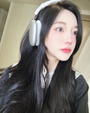 Han Chae-kyung Instagram - 😖😛🙂🐱🐈‍⬛🌿