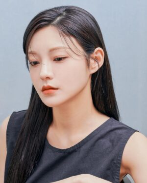 Han Chae-kyung Instagram - 🤍🖤