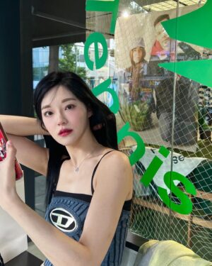 Han Chae-kyung Instagram - 더워라🥵