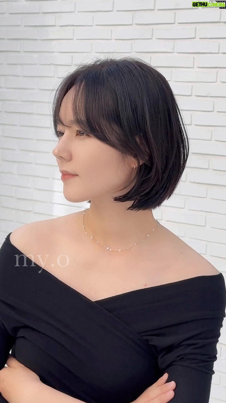 Han Ga-in - 85.8K Likes - 🌟댓글이벤트🌟
‼️댓글에 #한가인단발 이라고 적어주세요‼️( 예쁘다는 댓글도 좋습니다 캬캬)
10명 뽑아 한가인 언니가 스타벅스기프티콘 쏩니다🥹‼️
아니.. 여러분들 ,,,,,. 한가인 언니가,, 저를 찾아왔어요........ 예전에 스토리에 단발컨설팅 해주고 싶다고 올렸는데 .....
찐으로 샵에 예약해서..... 처음에 사칭인줄 알고 ...... 그냥 이름이 동명이인인 사람인줄 알고,,,,,, 예약을 잡아 드렸는데 진짜 ,,, 한가인언니가 오셔서 전 직원 👀??????👀👀👀👀?????????👀👀👀👀👀👀👀👀???????웅성웅성👥🗣️👥🗣️👥🗣️👥🗣️‘너무예쁘다...’ 너무 예쁘다... 미쳣다... 화면이 실물 못담는다 ...
살면서 맨날 긴머리랑 올백묶음머리만 하고 예전에 단발머리를 한적 있은데 (15년전에) 보브 단발만 해봐서
스타일 변신을 너~~~ 무 하고 싶다고 하셔서
앞머리 자르고 단발 레이어드를 냈습니다.,,
아니 진짜 이미 얼굴이 완성형이라 솔직히 긴머리도 너무 예쁜데 너무 지겹다고 해서 정말 ,,,,
고민하다가
단발로 잘라드렸는데 거의 15년만에 첫 단발‼️💛
아니 ...사람이 얼굴이 너무 작고
코는 너무 높고 (백두산보다 높음) 성격도 너무너무 털털해서 진짜 둘이 얘기하는데 계속 웃다 끝남 심지어,,,, 정말 사랑받는 와이프 였습니다 ...리얼 찐이었습니다🌟
머리 하고 나서 친구들 가족들 다 너~~ 무 예쁘다며
한가인 언니의 남자 연정훈 ‼️ 님께서도 너무너무너무 예쁘다고 하하하하하하하하
앞으로 여러가지 머리 스타일 함께 하기로 했어유,,,,
⚠️댓글에 #한가인단발 이라고 달아주세요🖤🖤
10명을 뽑아 가인언니가 커피 쏩니다아🥹🥹🥹💛💛💛💛
@hangaingagari
#마이오헤어 #단발컨설팅 #단발머리