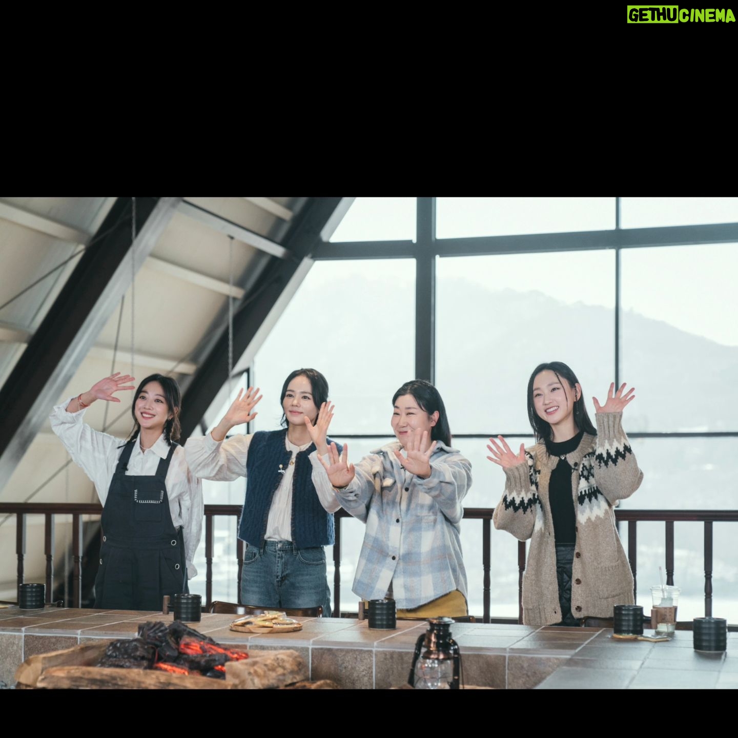 Han Ga-in - 15.5K Likes - 여행은 사람을 성숙하게 해준다는데 저는 성숙해졌는지 모르겠습니다^^
든든한 원장님 미란언니♡. 애교쟁이 이뿌니 뽀♡ .나의 영혼의 닮은꼴 혜영이♡.덕분에 많이 웃고 맛있는거 (너무)많이 먹고 즐거웠으며 때때로 경이로웠습니다 "아~ 그때우리 프랑스에서..." 오래도록 이야기할 추억 만들어준 제작진,작가님들 마지막날까지 너무 고생 많았던 우리 진주피디 멤버들 너무 감사하고 ♡같이갔던 스텝분들 모두 보고계시져? 감사했어요😍😍
애정어린 시선으로 재밌게 봐주신 여러분께도 감사 말씀전합니다