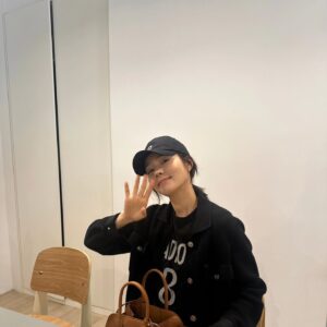 Han Ga-in Instagram - 사진찍어주는 이쁜 동생들 ㅎㅎㅎ