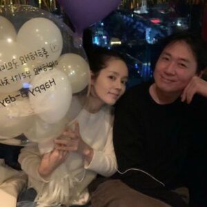 Han Ga-in Instagram - 오늘 저희 부부가 결혼한지 18주년되는 날이네요♡ 22살에 만났으니 만나기전 22년과 후 18년이 거의 비슷해져 갑니다 아직도 꽃을 사주는 남편 잘살고 있는거죠?^^ 20주년에는 아이들과 리마인드 기념 사진 남기고싶네요 #사진오늘아님주의#한가인#연정훈#hangaingagari