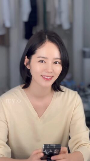 Han Ga-in Instagram - 오늘 가인언니  CF촬영🌟 
너무 예쁜 울언니 메이크업 광만 살려도 예쁘네.. 
눈화장 하나 없어도 피부화장만해도 예쁘네,, 피부 광광,,💛
단발에서 세미롱으로 기르는즁💫

#한가인 #한가인단발 #단발머리 #단발레이어드