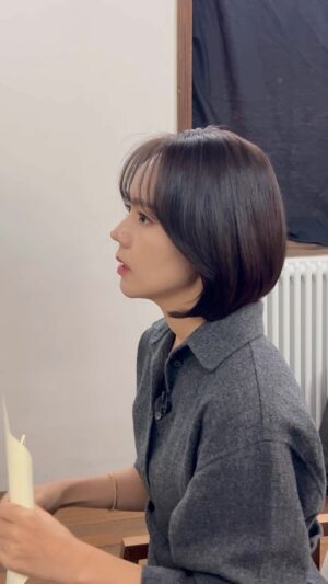 Han Ga-in Instagram - 오늘 새벽 4시부터 출장,,
울언니 단발하고 첫 촬영🌟 

실물로 얼굴이 정말 정말 안담긴다,,, 
그래도 언니 인스타 사진들 맨날 보면서 ,, 
언니의 예쁨을 담아주고싶은 ,, 이런 덕후의 마음 ,,😊
우리막내들까지 다 신경써주시구 진짜 인성도 최고.. 갓가인❣️
저번 댓글이벤트 커피 10명 내일 발표할게요😍

#코끼리사진관 #한가인단발 #한가인