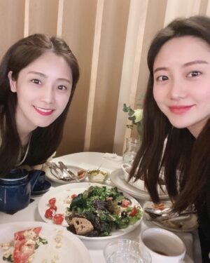 Han Geu-ru Instagram - 잼잼맘 라다맘♥️
애들 등원시키고 이른아침부터 만난 우리🤣

#5세엄마들#언제봐도참착한언니#누구보다멋지게빛나는언니#잼잼이도예쁘게잘키워낸언니👏#힘내자용♥️
#근데우리사진이왜다흔들린거지ㅋㅋㅋㅋㅋㅋ#사진첩엔전부애들사진뿐🥲